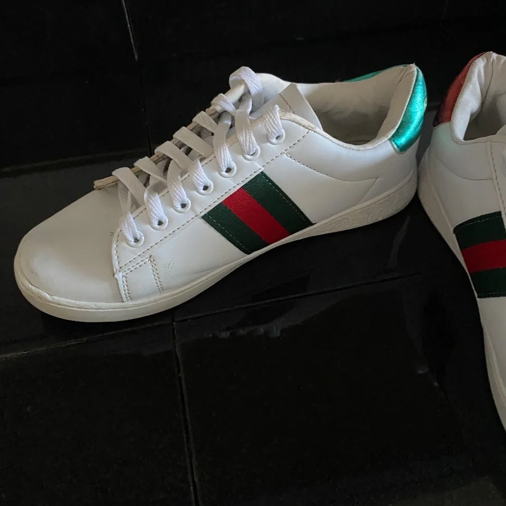 Gucci White WOMEN'S ACE SNEAKER WITH BEE - Picture 11 of 12